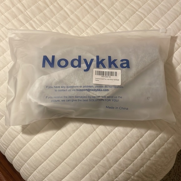 Sparkly Silver Clutch with Chain - Picture 3 of 3